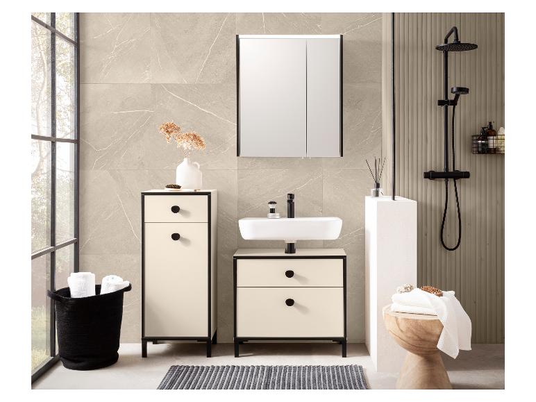 Salle de bain avec murs en marbre beige, meubles crème et noirs, lavabo blanc et douche noire.