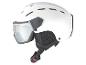 Casque de ski blanc avec visière teintée.