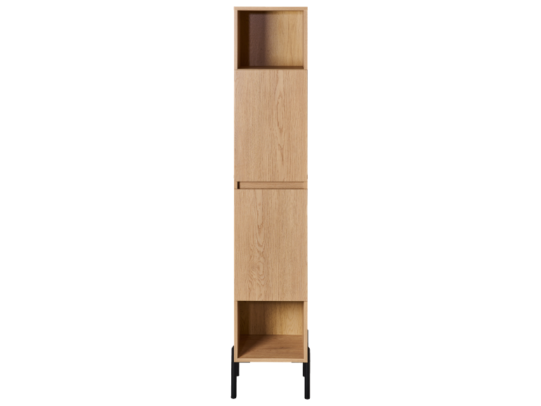 Armoire haute en bois clair avec étagères ouvertes et portes fermées.