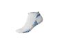 Chaussette de sport blanche avec des rayures bleues.