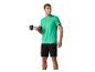 Homme faisant de la musculation avec haltères, vêtu d'un t-shirt et short sport.