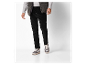 Pantalon en velours côtelé noir avec baskets.