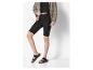 Femme portant un short de cycliste noir et des sandales noires.
