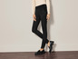 Leggings en daim noir avec des mocassins noirs.