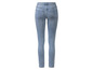 Un jean skinny bleu pour femme.