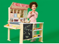 Enfant jouant avec un magasin de jouets en bois avec des fruits, des légumes et des produits d'épicerie.