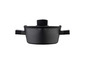 Une casserole noire avec deux poignées.