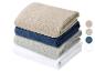 Pile de serviettes beige, bleu marine, grise et blanche.