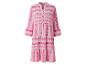 Robe longue rose à motifs géométriques fuchsia.