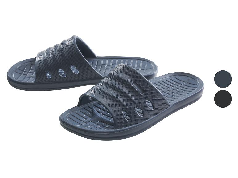 Deux paires de claquettes de piscine gris foncé avec une tige perforée.