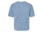 Un pull en maille bleu clair à manches courtes.