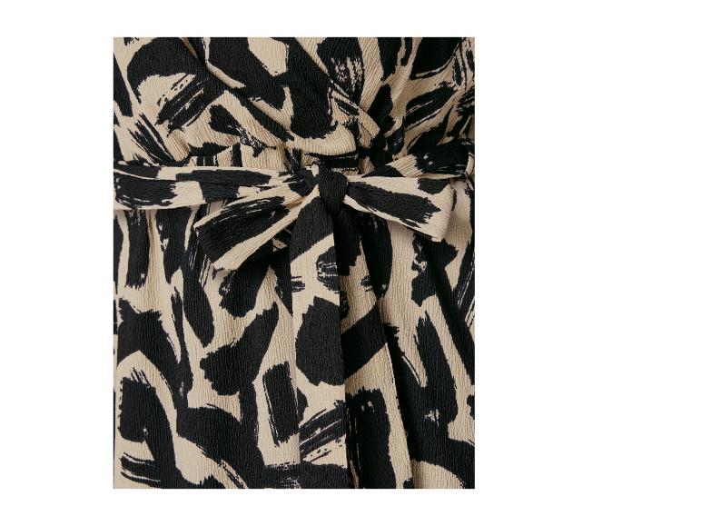 Détail d'une robe pour femme avec un imprimé abstrait noir et beige.