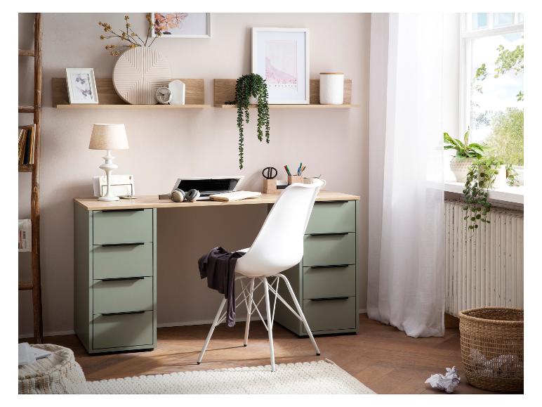 Bureau avec plateau en bois et tiroirs verts, chaise blanche, étagères et fenêtre.