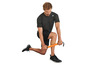 Homme en tenue de sport utilisant un rouleau en mousse pour la récupération musculaire.