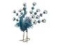 Paon décoratif en métal avec des plumes de queue déployées et des détails complexes.