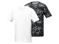 Un t-shirt blanc et un t-shirt à imprimé camouflage.