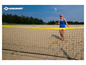 Une femme joue au badminton sur un terrain de sable avec un filet Schildkröt