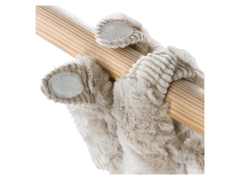 Pattes de la peluche paresseux d'activité FEHN enroulées autour d'une barre en bois