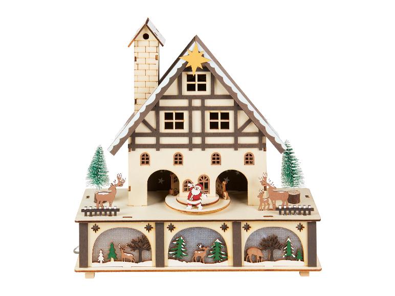 Maison de Noël en bois avec Père Noël, rennes et arbres