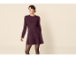 Femme en robe en maille violette et collants noirs.