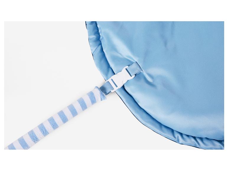 Un jouet en peluche bleu rayé avec un tapis rembourré bleu.