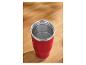 Mug thermique rouge avec de l'eau sur une table en bois