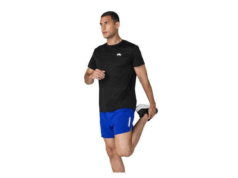 Homme en t-shirt noir et short bleu étirant sa jambe.