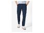 Pantalon chino bleu marine et baskets blanches.