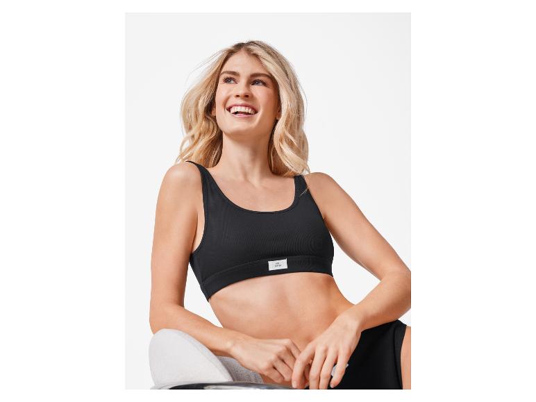 Femme portant un soutien-gorge noir Love Cotton.