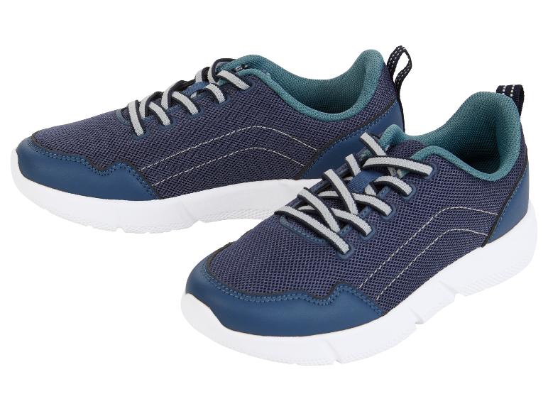 Deux paires de baskets bleu marine pour enfants.