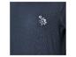 Un t-shirt bleu marine avec un petit motif de fleurs blanches.