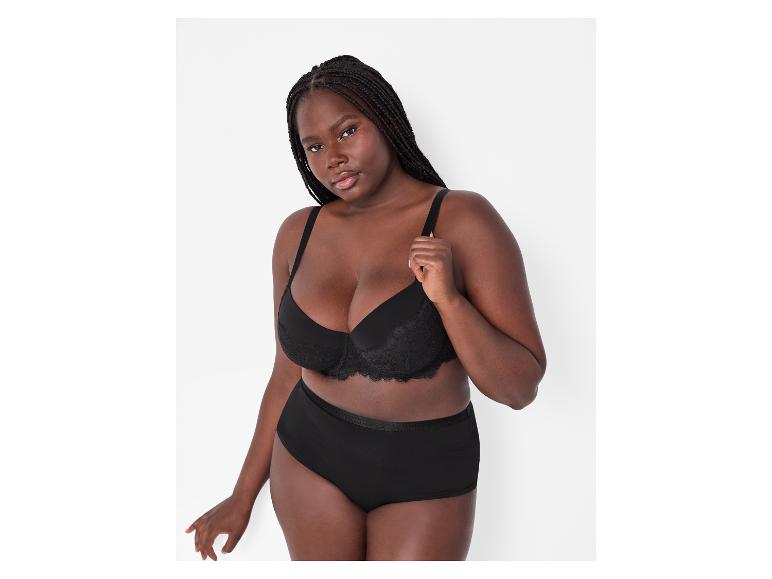 Femme à la peau foncée avec des tresses, portant un soutien-gorge en dentelle noire et une culotte noire.