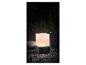 Une lampe de jardin LED blanche dans un design en rotin noir.
