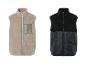 Deux gilets pour homme: un gilet beige en polaire et un gilet noir matelassé.