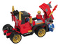 Un camion rouge avec des roues dorées, deux figurines et un capot ouvert.