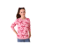 Une fille en pull rose avec un motif de nœuds et un jean bleu