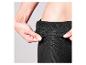 Gros plan sur un legging noir.
