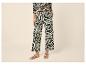 Ensemble pantalon et haut à motifs noir et blanc avec sandales plates
