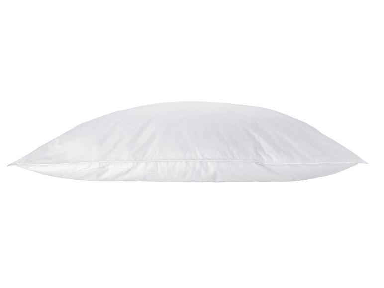 Oreiller blanc simple sur fond blanc