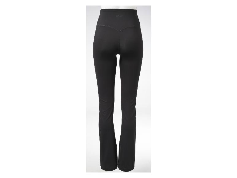 Pantalon de yoga noir taille haute et jambe évasée, vu de dos.