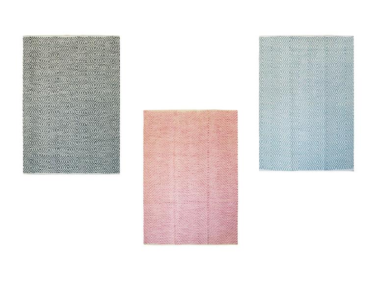 Trois tapis avec un motif géométrique en gris, rose et bleu.