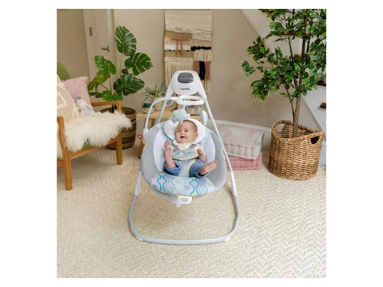 Balançoire pour bébé avec bébé heureux dans le salon