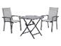 Ensemble de mobilier de jardin: table pliante grise et deux chaises avec accoudoirs.