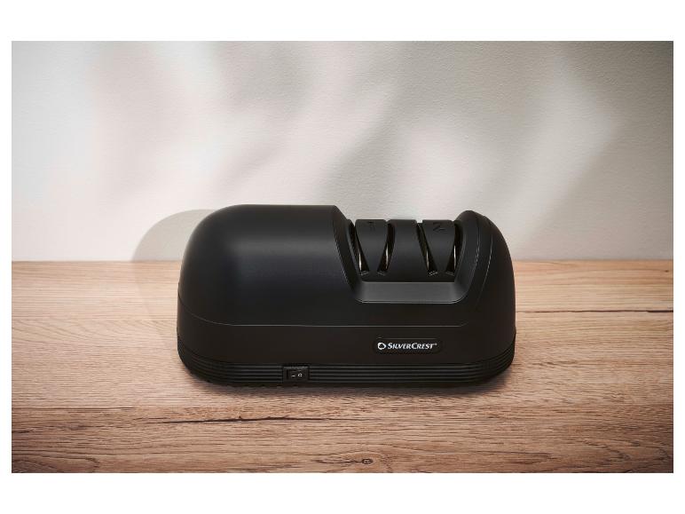 Affûteur de couteaux électrique noir SilverCrest sur un comptoir en bois.