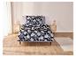 Une housse de couette bleu foncé avec un motif floral sur un lit.