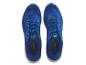 Une paire de baskets Crivit bleues pour le sport.