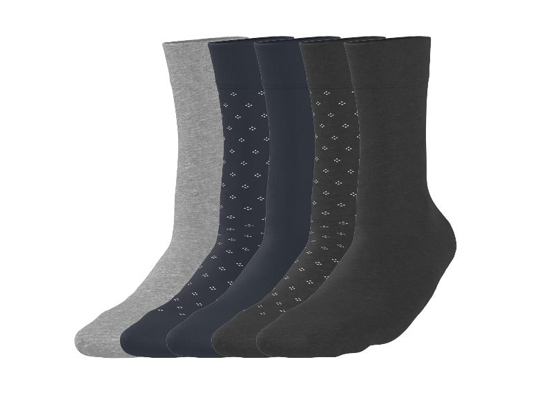 Lot de cinq paires de chaussettes homme en nuances de gris et bleu marine, unies et à motifs.