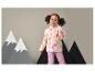 Une fille portant une veste en polaire rose avec un motif d'arbres et un pantalon