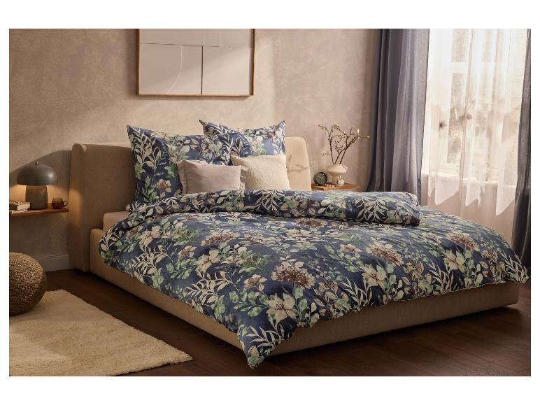 Parure de lit à imprimé floral sur fond bleu marine.