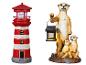 Phare rayé rouge et blanc et famille de suricates tenant une lanterne, tous deux décorations de jardin solaires.